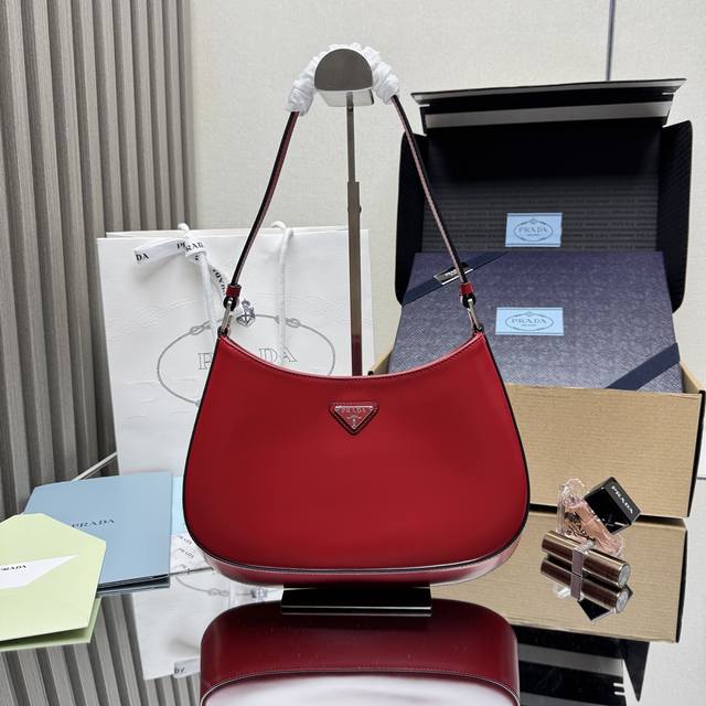 顶级原单 P家专柜最新款女士腋下包1Bc499到货啦采用进口皮革开边珠小牛皮材质,私定白呖五金,不一样的女神腋下包,又是一款永不过时的爆款,女士们,赶紧啦代工码 顶级原单 P家专柜最新款女士腋下包1Bc499到货啦采用进口皮革开边珠小牛皮材质,私定白呖五金,不一样的女神腋下包,又是一款永不过时的爆款,女士们,赶紧啦代工码