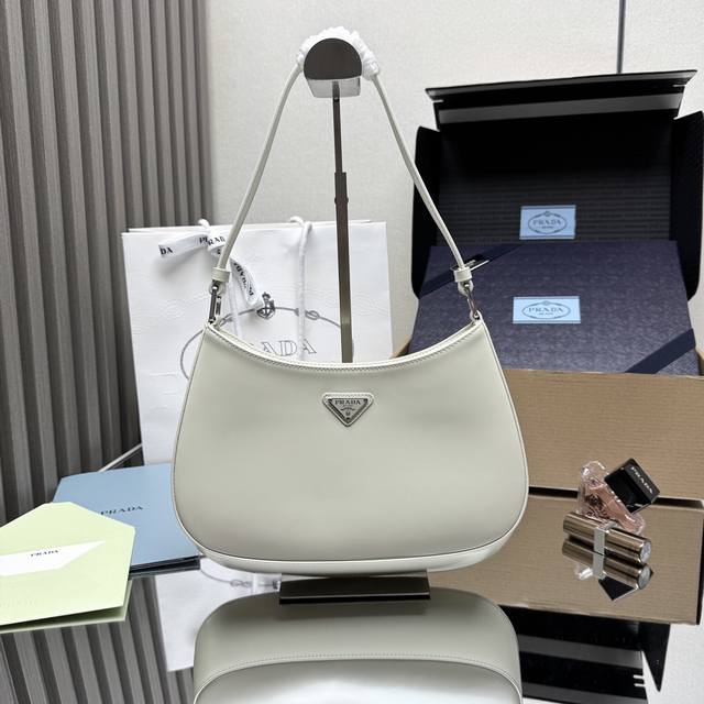 顶级原单 P家专柜最新款女士腋下包1Bc499到货啦采用进口皮革开边珠小牛皮材质,私定白呖五金,不一样的女神腋下包,又是一款永不过时的爆款,女士们,赶紧啦代工码 顶级原单 P家专柜最新款女士腋下包1Bc499到货啦采用进口皮革开边珠小牛皮材质,私定白呖五金,不一样的女神腋下包,又是一款永不过时的爆款,女士们,赶紧啦代工码