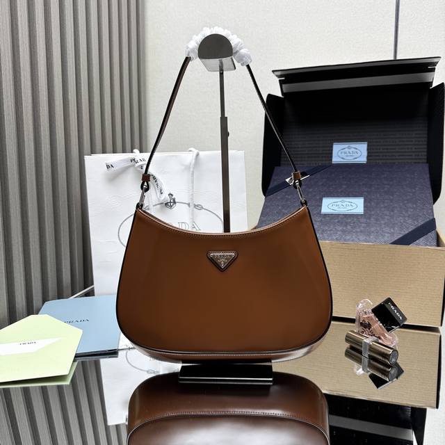 顶级原单 P家专柜最新款女士腋下包1Bc499到货啦采用进口皮革开边珠小牛皮材质,私定白呖五金,不一样的女神腋下包,又是一款永不过时的爆款,女士们,赶紧啦代工码 顶级原单 P家专柜最新款女士腋下包1Bc499到货啦采用进口皮革开边珠小牛皮材质,私定白呖五金,不一样的女神腋下包,又是一款永不过时的爆款,女士们,赶紧啦代工码