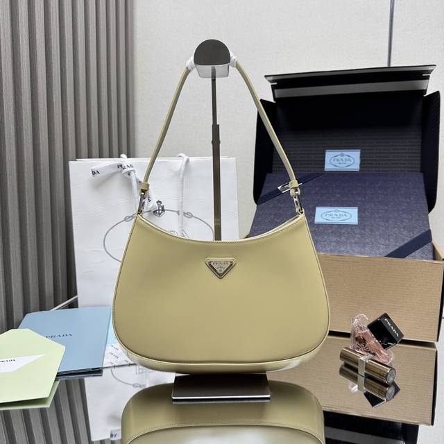 顶级原单 P家专柜最新款女士腋下包1Bc499到货啦采用进口皮革开边珠小牛皮材质,私定白呖五金,不一样的女神腋下包,又是一款永不过时的爆款,女士们,赶紧啦代工码 顶级原单 P家专柜最新款女士腋下包1Bc499到货啦采用进口皮革开边珠小牛皮材质,私定白呖五金,不一样的女神腋下包,又是一款永不过时的爆款,女士们,赶紧啦代工码