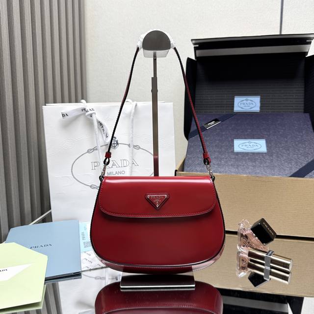 顶级原单 P家专柜最新款女士腋下包1Bd311到货啦采用进口皮革开边珠小牛皮材质,私定白呖五金,不一样的女神腋下包,又是一款永不过时的爆款,女士们,赶紧啦代工码 顶级原单 P家专柜最新款女士腋下包1Bd311到货啦采用进口皮革开边珠小牛皮材质,私定白呖五金,不一样的女神腋下包,又是一款永不过时的爆款,女士们,赶紧啦代工码