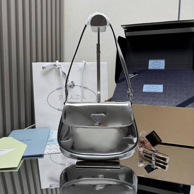 顶级原单 P家专柜最新款女士腋下包1Bd311到货啦采用进口皮革开边珠小牛皮材质,私定白呖五金,不一样的女神腋下包,又是一款永不过时的爆款,女士们,赶紧啦代工码 顶级原单 P家专柜最新款女士腋下包1Bd311到货啦采用进口皮革开边珠小牛皮材质,私定白呖五金,不一样的女神腋下包,又是一款永不过时的爆款,女士们,赶紧啦代工码