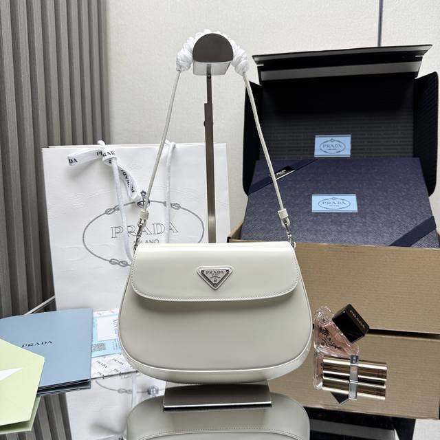 顶级原单 P家专柜最新款女士腋下包1Bd311到货啦采用进口皮革开边珠小牛皮材质,私定白呖五金,不一样的女神腋下包,又是一款永不过时的爆款,女士们,赶紧啦代工码 顶级原单 P家专柜最新款女士腋下包1Bd311到货啦采用进口皮革开边珠小牛皮材质,私定白呖五金,不一样的女神腋下包,又是一款永不过时的爆款,女士们,赶紧啦代工码