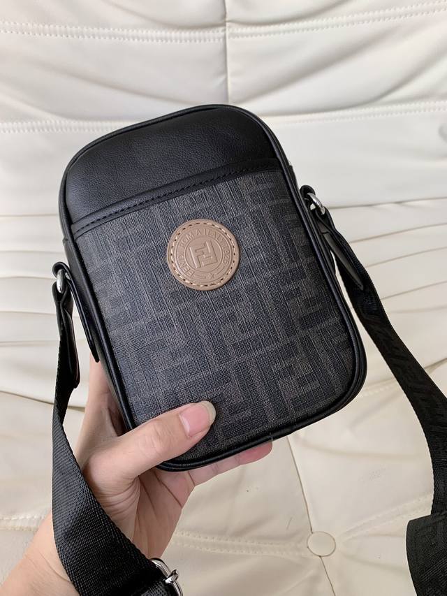 新款 Fd芬迪手机包复古零钱手机包迷你斜挎包,头层小牛皮搭配芬迪专用印花革,实用又时尚,真心无法释怀,踏青出行人手一只呀,配折叠礼盒 尺寸2014 新款 Fd芬迪手机包复古零钱手机包迷你斜挎包,头层小牛皮搭配芬迪专用印花革,实用又时尚,真心无法释怀,踏青出行人手一只呀,配折叠礼盒 尺寸2014