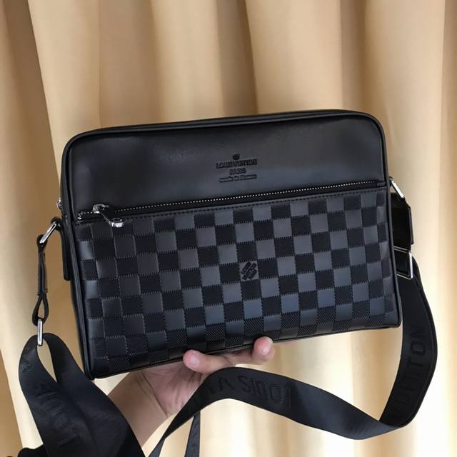 推出火爆 斜挎包意大利进口牛皮顶级货，精钢五金均有品牌Logo,看皮的光泽度，看油边，看走线，市场最高品质，没有之一，识货首选。尺寸：25.28.5，颜色：黑色