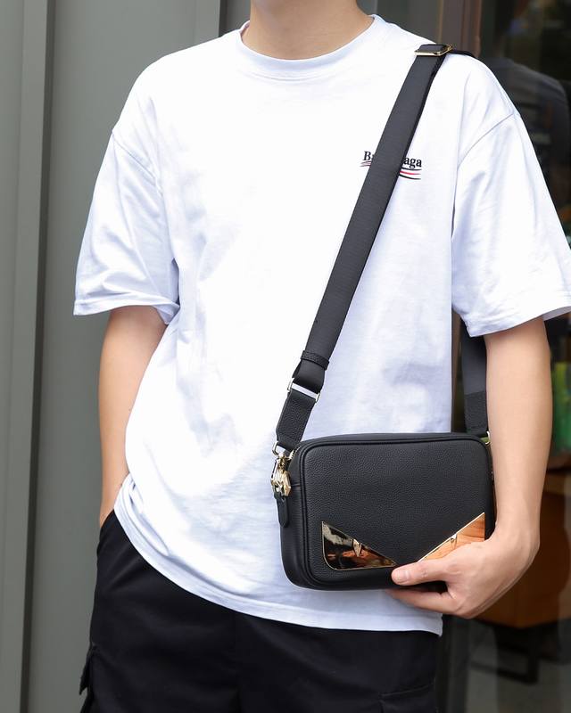 所见即所得 P，款号Fh一5038，最新，最火爆，最多功能，最实用的一款男式时尚包，内格有拉链，有多个卡位，收纳空间足够，设计闭合开口处宽，方便收纳物件，一款能