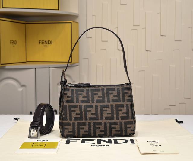 小号金扣卷席全球Fendi老花腋下包来啦 内里采用小羊皮,Vintage中古腋下包,超火必入款,经典老花让人百看不厌满心欢喜,高级又百搭,简直太完美啦。 Siz 小号金扣卷席全球Fendi老花腋下包来啦 内里采用小羊皮,Vintage中古腋下包,超火必入款,经典老花让人百看不厌满心欢喜,高级又百搭,简直太完美啦。 Siz