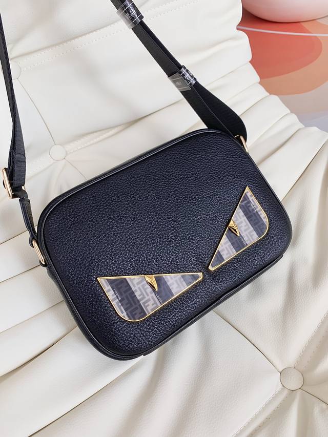 专柜正品有售 原版质量 芬迪男士斜挎包 尺寸:26-17.5-7Cm 原厂出品,必定精品重金打版复刻原版头层黄牛皮复刻皮质柔软定制专柜原版五金完美工艺拒绝偷工减 专柜正品有售 原版质量 芬迪男士斜挎包 尺寸:26-17.5-7Cm 原厂出品,必定精品重金打版复刻原版头层黄牛皮复刻皮质柔软定制专柜原版五金完美工艺拒绝偷工减