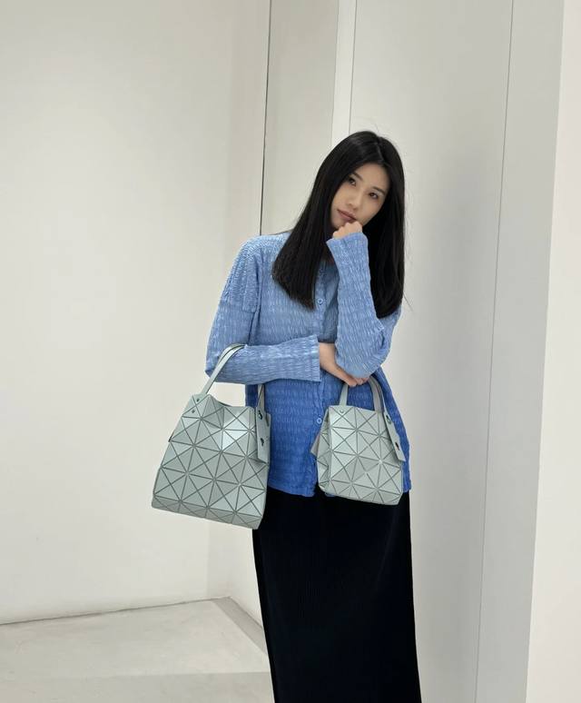 原单跑量 Isseymiyake Baobao｜三宅一生 新款 Carat 钻石包，这系列的颜色都好高级~可以手提和单肩~手腕两个扣可以调节长度~有两个尺寸可以