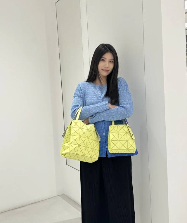 原单跑量 Isseymiyake Baobao｜三宅一生 新款 Carat 钻石包，这系列的颜色都好高级~可以手提和单肩~手腕两个扣可以调节长度~有两个尺寸可以