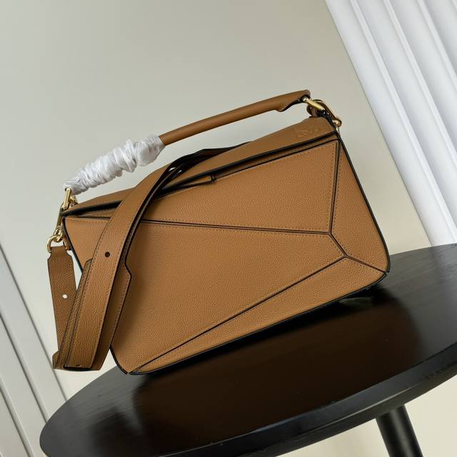 顶级专柜老鼠狠货罗意威手提斜挎包荔枝粒面全牛皮 Loewe推出的首次亮相手提包*长方体形状和精确的切割技术创造了 Puzzle 独特的几何线条*这个中号版本采用 顶级专柜老鼠狠货罗意威手提斜挎包荔枝粒面全牛皮 Loewe推出的首次亮相手提包*长方体形状和精确的切割技术创造了 Puzzle 独特的几何线条*这个中号版本采用