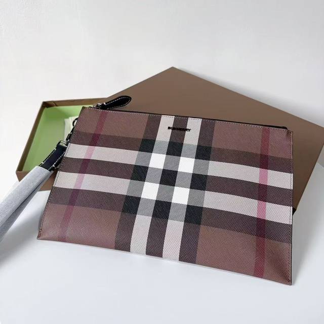 顶级版本 原厂皮 巴宝莉 Burlondon 格纹拉链收纳袋 采用进口粒面小牛皮，纤巧的版型可轻松置于公文包或旅行包内，并可轻松容纳平板电脑 ，实物拍摄，新灰格