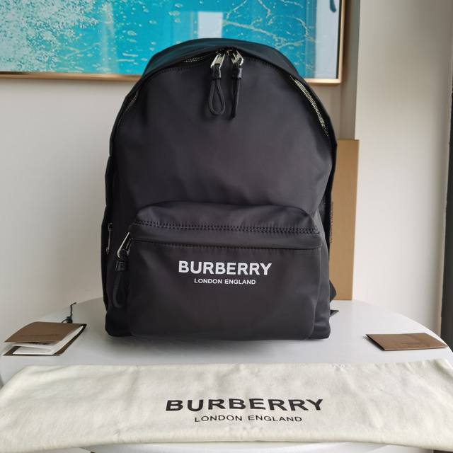 顶级版本 原厂皮 品质 配头层牛皮 Burberry新款尼龙双肩包，印有焕新的品牌标识Logo，搭配平滑皮革边饰，肩带饰有Burberry字母提花精仿微标。底部