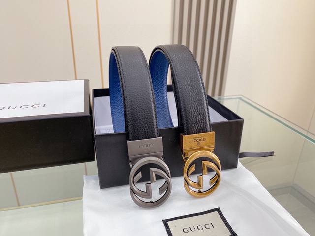 古奇Gucci扣头选用定制原版扣。双面可用，一面黑色，一面蓝色，叩头可以旋转。初见于1970年代的Gg标识，其演化之路从未止息。借助特殊工艺将标志性图案压印在牛