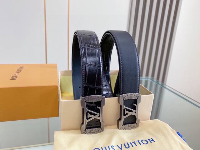 Lv 新款 为全球最大的高级时尚控股公司以传统手工设计和款式新颖誉满全球 此款采用纯牛皮名师制作 随心驾驭[奸笑] 附带原版包装