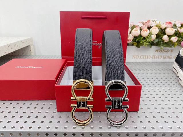 菲拉格慕新款 1927年诞生于意大利的奢华时尚品牌,将卓越工艺与独特风格代代相传至今.双面可用精品五金搭配两面头层牛皮长度可以自行裁剪。 太香了