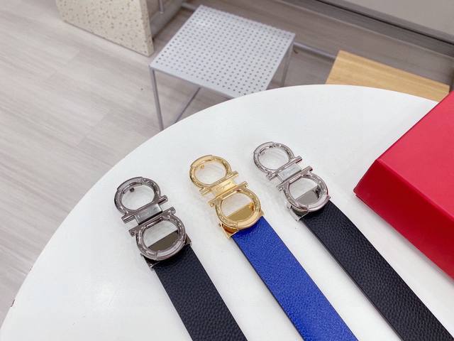 菲拉格慕 这款皮带是Ferragamo的经典配饰之一，高贵优雅，经典不衰。这款皮带配有经典Gancini扣饰，点缀品牌字母标识，别具匠心。皮带采用双面设计，长度