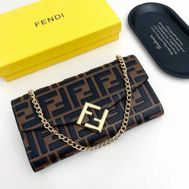 Fendi F09颜色 黑 黑棕尺寸 19*10.5*3.5Fendi 专柜同步,可肩背专柜品质顶级进口牛皮 海外订制钥匙扣五金 做工油边精湛 Fendi F09颜色 黑 黑棕尺寸 19*10.5*3.5Fendi 专柜同步,可肩背专柜品质顶级进口牛皮 海外订制钥匙扣五金 做工油边精湛