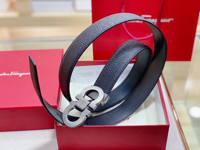 菲拉格慕 通用款 宽度：3.4Cm新款纯牛皮 搭配新款大气精致扣头追求高端 品味的体现Iphone实物实拍上身效果超好