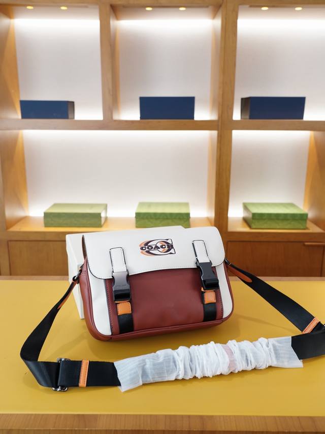 蔻驰 官网同步 高版本 斜挎单肩背包 永恒不过时的标志性产品 纯原单牛皮 顶级五金制作 非市面普通版本 今年Coach最爱的款式 全部实拍 实用性非常高 完全不