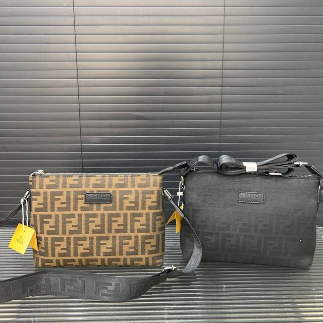 Fendi 芬迪 帆布手拿包 卡包钱包多功能男包 实物拍摄 原厂原版面料 配送礼盒 26 X 16 Cm。 Fendi 芬迪 帆布手拿包 卡包钱包多功能男包 实物拍摄 原厂原版面料 配送礼盒 26 X 16 Cm。