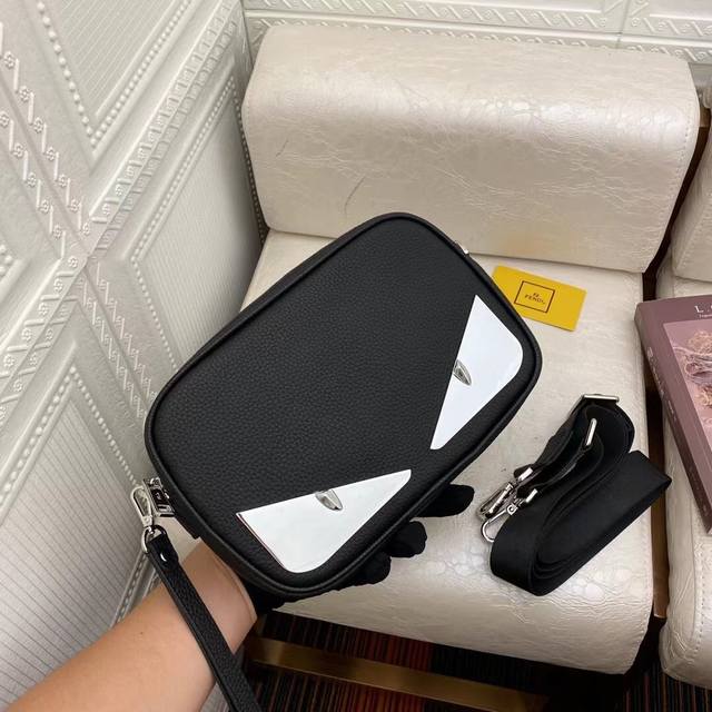 尺寸:24-16-7、款号: 35-2,颜色:黑色 Fendi-芬迪最新款小斜挎包原单品质 采用进口小牛皮 皮质柔软 手感超赞 配有Logo手挽带 两用可当手包 尺寸:24-16-7、款号: 35-2,颜色:黑色 Fendi-芬迪最新款小斜挎包原单品质 采用进口小牛皮 皮质柔软 手感超赞 配有Logo手挽带 两用可当手包