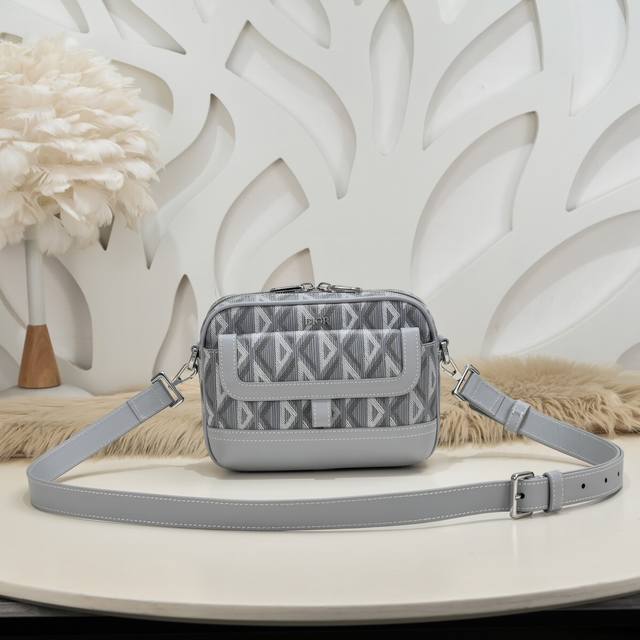 Dior-迪奥专柜最新款信使包 斜跨包官网同步 原单品质 这款Dior Hit The Road 信使包是本季的全新款式 将现代风格与Dior的高订精神融为一体