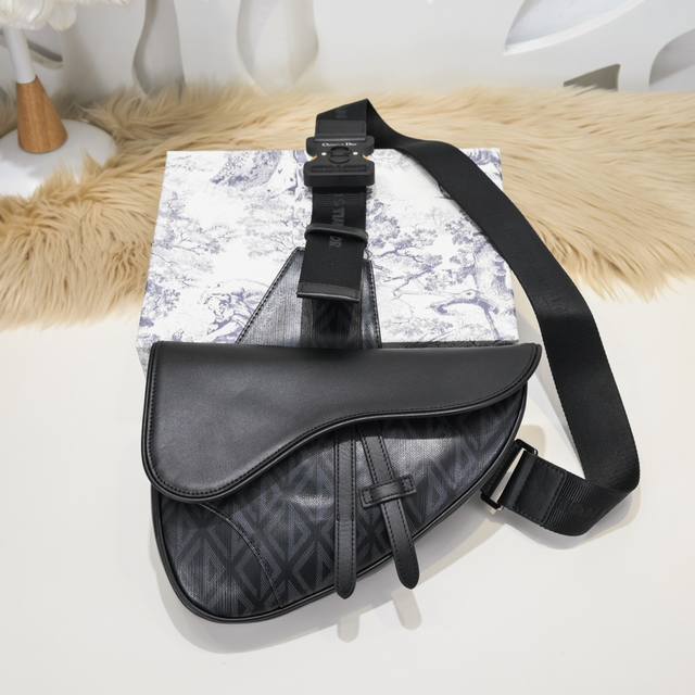 Dior-迪奥专柜最新款男士马鞍包官网同步 原单品质 这款马鞍包以迪奥黑帆布全新演绎经典版型 饰以Cd Diamond 图案 搭配迪奥黑光滑牛皮革 磁性翻盖和隐