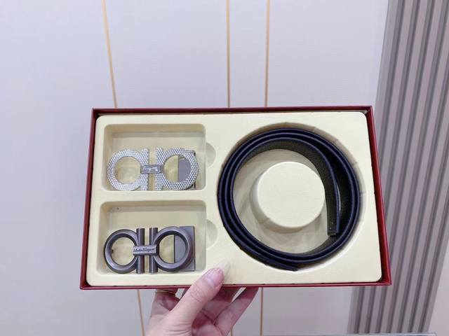 1条带两个扣 1条带1个扣 品牌:菲拉格慕 等级：双扣礼盒套装 带身采用纯牛皮 真空电镀 .宽度3.4厘米 两种风格 完美展现独一无二的气质 扣头：原版扣