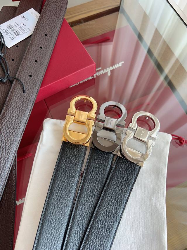 菲拉格慕 新款Ferragamo皮带精选头层牛皮制成，呈现细腻的纹理；采用双面双色设计，灵活百搭且风格酷飒，彰显潮流风范。两面呈现不同色彩，演绎多变穿搭风格；搭