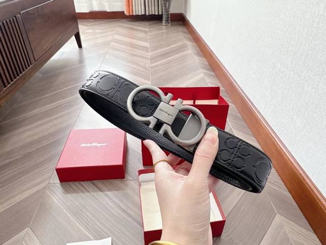 如果不知道送男朋友 送客户 送老公 哪款皮带，选菲拉格慕绝对错不了啦！配正装，多了一份内涵，低调中带着稳。配休闲牛仔裤，多一份阳光帅气，任何年龄都百搭，性价比超