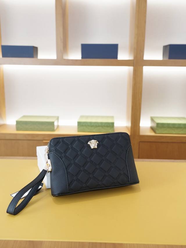 Versace 范思哲 官网同步 高版本 手拿包 全球轰抢单品 原单牛皮制作 质感超好 日常出门经典百搭 一眼万年的款式 非市面普通货 贸易公司订单货 配礼品盒