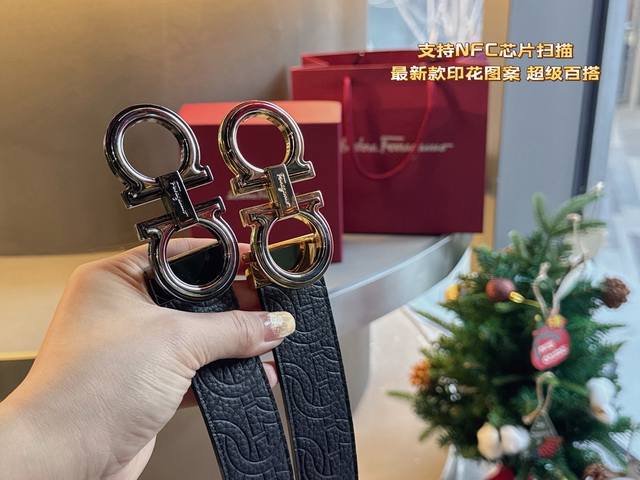 品牌 菲拉.格慕 3.5Cm. 描述 这款皮带采用天然粒纹皮革材质，颇具都市风范，细节充满动感。同色调金属Gancini扣饰带有撞色衬里，为其增添时髦气息。这款