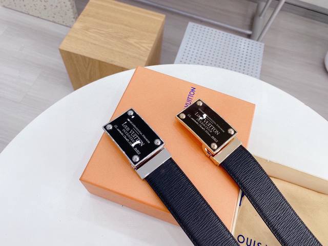 路易威登为全球最大的高级时尚控股公司以传统手工设计和款式新颖誉满全球 此款采用纯牛皮名师制作 双面可用 随心驾驭[奸笑] 附带原版包装 宽度3.8厘米皮带腰带