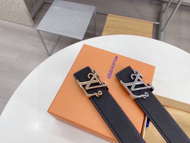 路易威登为全球最大的高级时尚控股公司以传统手工设计和款式新颖誉满全球 此款采用纯牛皮名师制作 双面可用 随心驾驭[奸笑] 附带原版包装 宽度3.8厘米