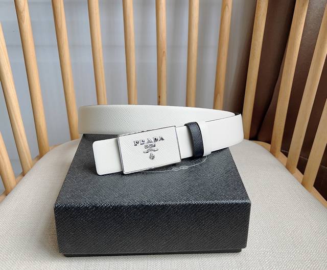 Prada 普拉达 专柜最新款 这款搭扣式腰带出自多功能的组合式配饰系列 可随心搭配 带扣上饰有刻字徽标简约廓形彰显别具一格的特色和现代感 呈现精致质感 宽:3