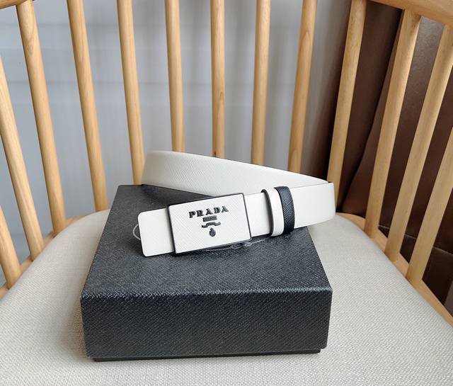 Prada 普拉达 专柜最新款 这款搭扣式腰带出自多功能的组合式配饰系列 可随心搭配 带扣上饰有刻字徽标简约廓形彰显别具一格的特色和现代感 呈现精致质感 宽:3