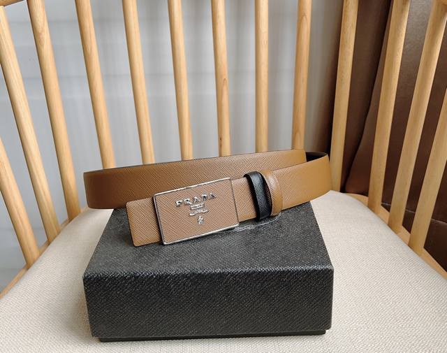 Prada 普拉达 专柜最新款 这款搭扣式腰带出自多功能的组合式配饰系列 可随心搭配 带扣上饰有刻字徽标简约廓形彰显别具一格的特色和现代感 呈现精致质感 宽:3