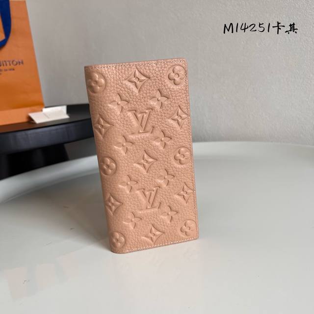 工厂P价 顶级原单 M14251卡其 由全新标志性 Monogram Eclipse 帆布裁制而成，此款风格硬朗的 Brazza 钱夹尺寸小巧，能够塞入夹克胸袋