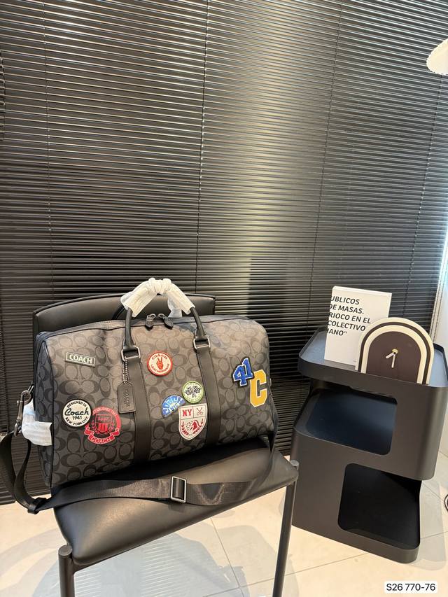 蔻驰旅行袋 大容量 度假旅行必备 时尚达人必备单品之一 实物绝对惊艳到你 尺寸：46 25 货号770-76