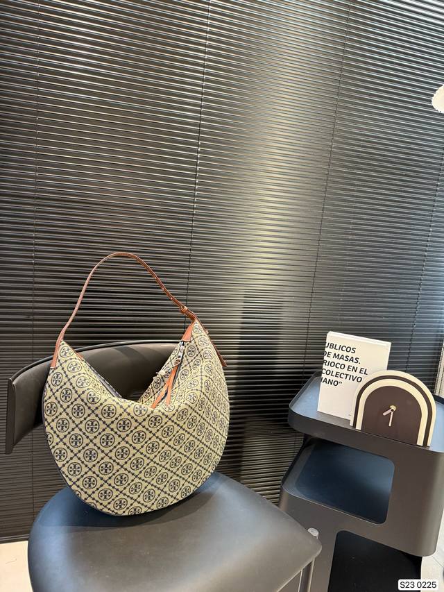 托里伯奇Tory Burch月牙包腋下包老花月牙包新月包容量超大凹造型必备很时尚的一款可以腋下背可以手提特别轻还有新出的这款老花盒子包很小巧精致的一款特别可爱 托里伯奇Tory Burch月牙包腋下包老花月牙包新月包容量超大凹造型必备很时尚的一款可以腋下背可以手提特别轻还有新出的这款老花盒子包很小巧精致的一款特别可爱