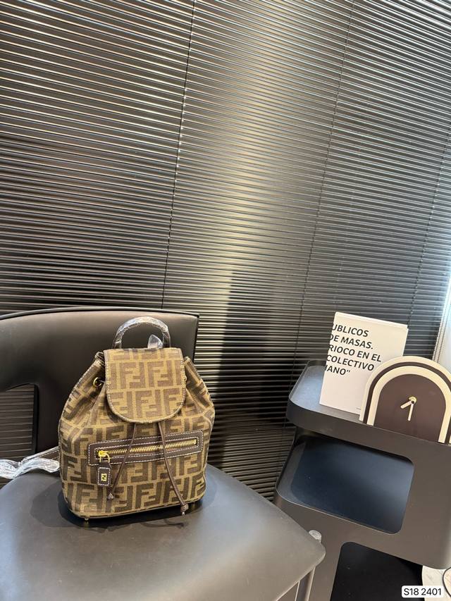 双肩包怎么能少的了 芬迪Fendi老花 一眼就爱住了 非常小巧的一只 经典芬迪老花1Ogo复古又可爱 凹造型很有味道的时髦单品 尺寸：21 23货号2401