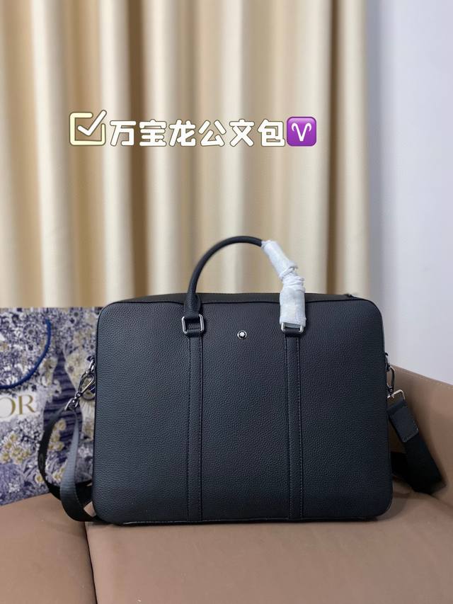 万宝龙公文包格调满满 自带一股低调沉稳儒雅的气息! 版型挺阔,很有型! 越用越有沉淀的味道! 尺寸38.27 万宝龙公文包格调满满 自带一股低调沉稳儒雅的气息! 版型挺阔,很有型! 越用越有沉淀的味道! 尺寸38.27