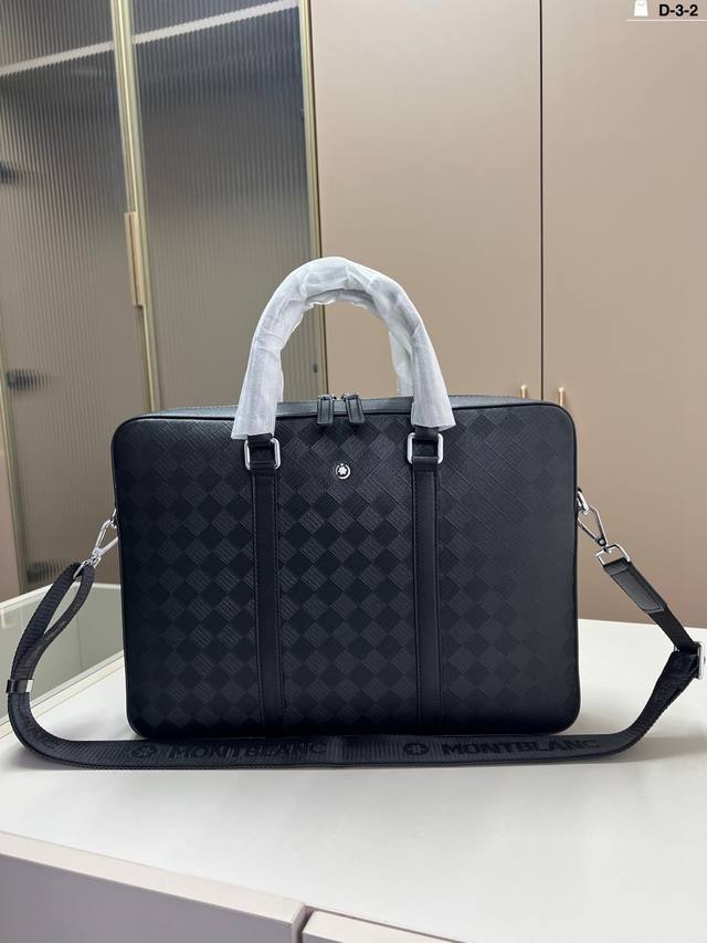 万宝龙公文包 稳重大气,时尚 经典款式,永不过时,让你随时散发自信风采! D-3-2尺寸38×28 万宝龙公文包 稳重大气,时尚 经典款式,永不过时,让你随时散发自信风采! D-3-2尺寸38×28
