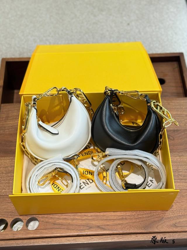 Fendi Graphy系列金属徽标可调节手腕包腋下包，这款包包以圆润流畅的Hobon半月包型为基础，猛的一看像饺子，乍一看又像月牙，包身采用进口小牛皮制成，皮