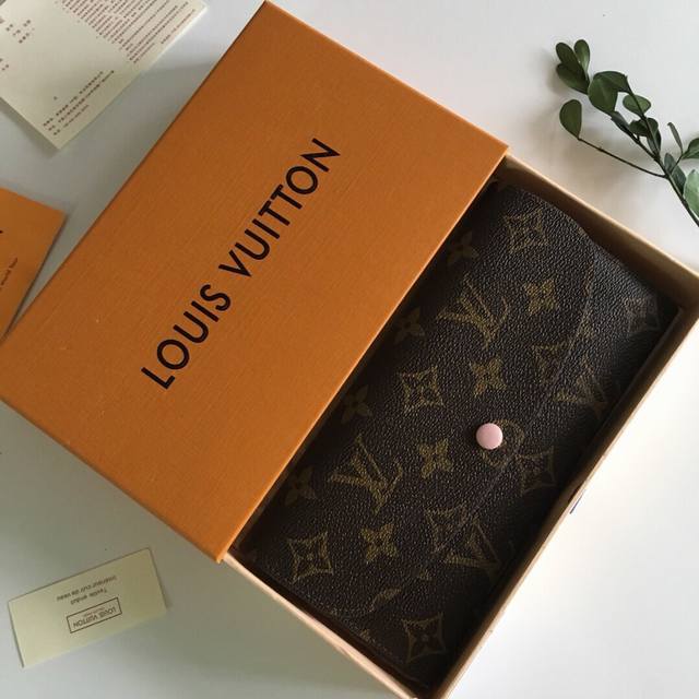 货号 M60696 粉色 介绍 海外原单私货，本产品附带二维码可链接官网售价，代购级品质％实物拍摄 五金 原厂进口五金 面料 海外进口面料%清晰Logo 尺寸