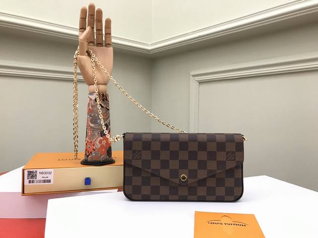 工厂P价 顶级原单 N63032啡格Pochette Felicie 手袋此款由Damier Azur帆布制成的Pochette Felicie手袋优雅华贵，内