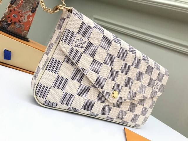 工厂P价 顶级原单 N63106白格Pochette Felicie 手袋此款由Damier Azur帆布制成的Pochette Felicie手袋优雅华贵，内