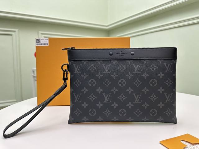 工厂P价 芯片版 顶级原单 M81569黑花全新 Pochette To-Go 手拿包取材 Monogram Eclipse 帆布，以铆钉标签含蓄展露品牌格调。