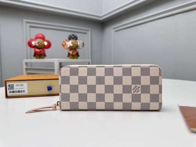 工厂P价 顶级原单 M60742白格粉，N61264白格粉以时尚而实用的 Monogram 帆布制成的CléMence钱夹外形小巧，但容量十足。 色泽明亮的衬里